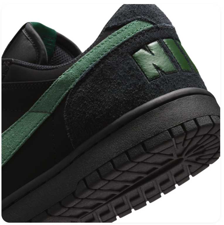Nike Low-Top Sneakers - Black & Forest Green