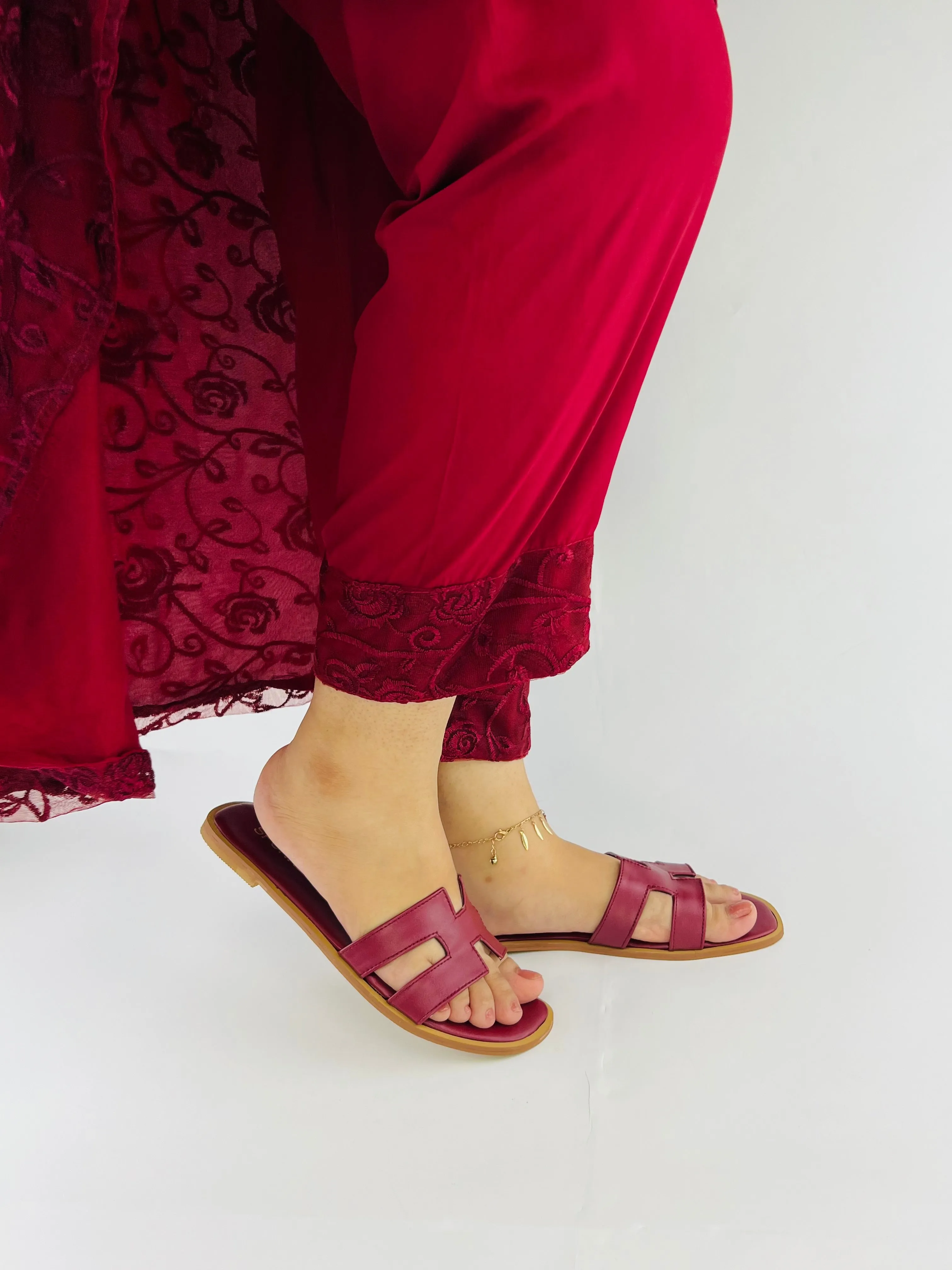 Hania Iconic H Style Oran Flat Slides in Maroon