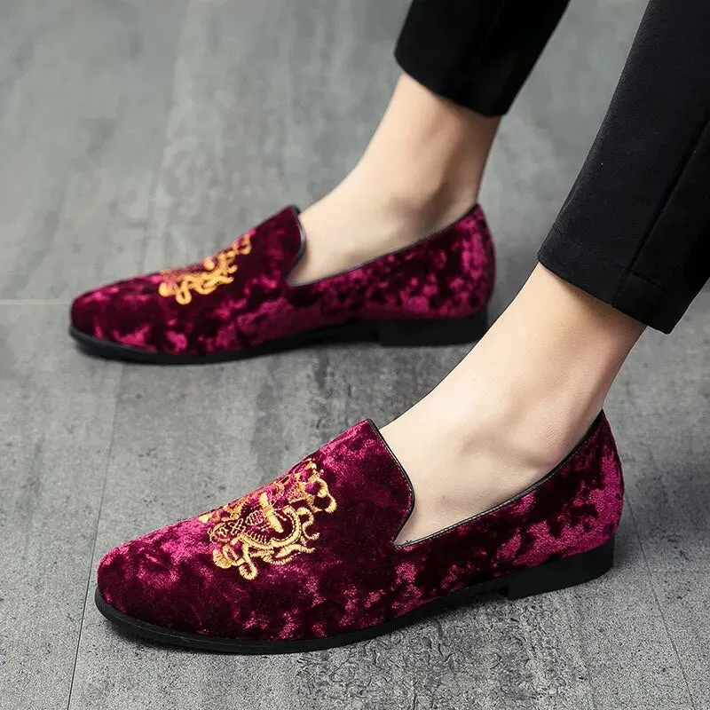 Wedding Dress Shoes Casual Men Loafers New Big Size Lazy Peas shoes Embroidery Moccasins Shoes Suede Leather shoes